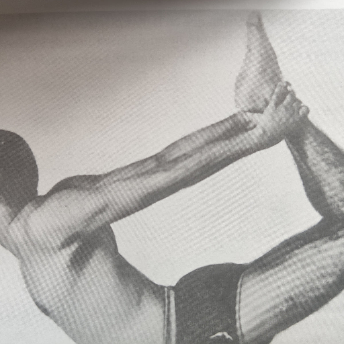 Vemos dhanurasana, una de las posturas clásicas del Hatha Yoga Pradipika