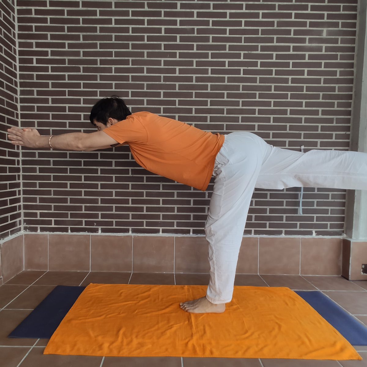 Tres en uno con Virabhadrasana o la postura de el guerrero