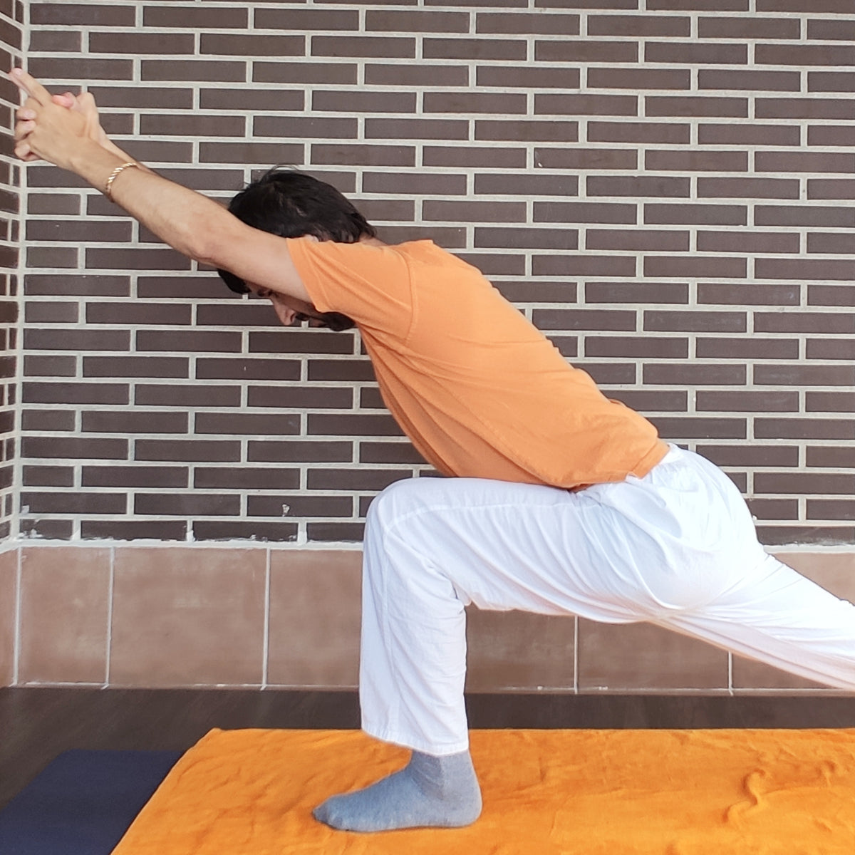 Prasaranasana para fortalecer piernas y corregir la columna con un alto potencial energizante
