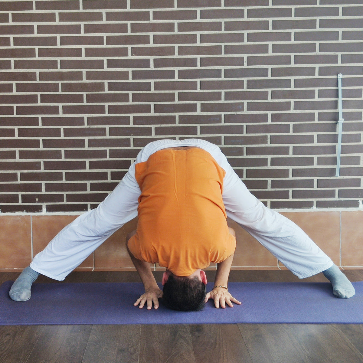 Un asana ideal para incorporar en la serie de pie, prasarita padatanasana