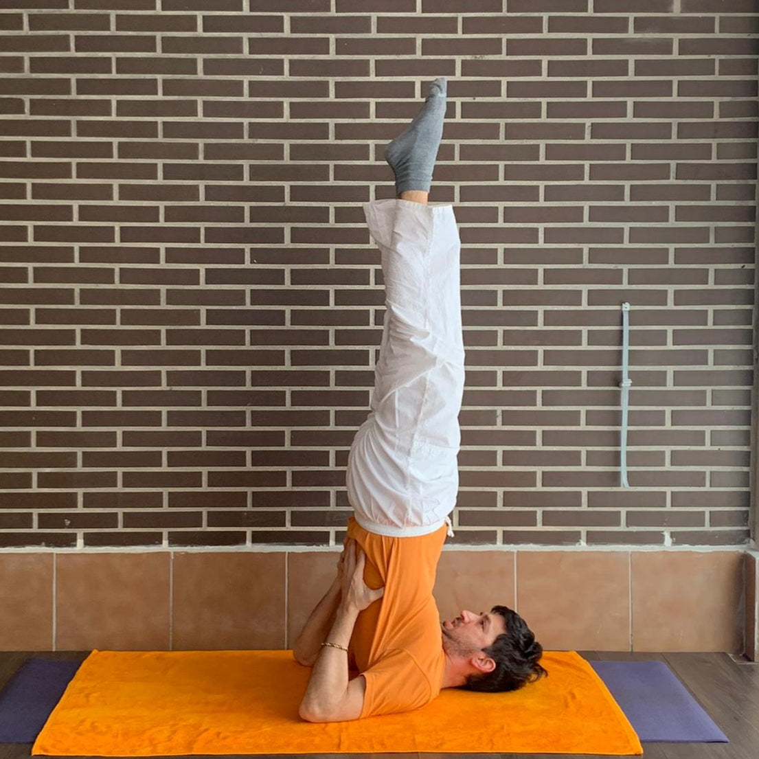 Aprende la madre de las asanas por sus amplios efectos beneficiosos: sarvangasana o la vela