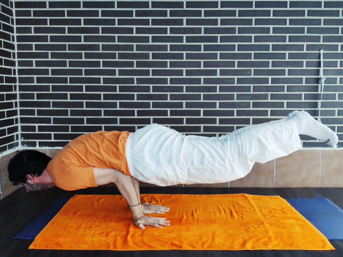 Mayurasana o "el pavo real" para eliminar toxinas almacenadas en el cuerpo